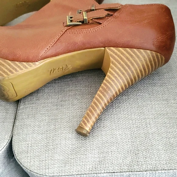 Shoes - Picture 3 of 4